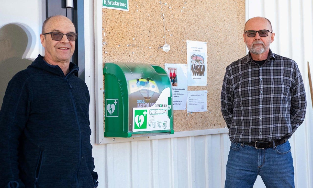 Två personer vid hjärtstartare