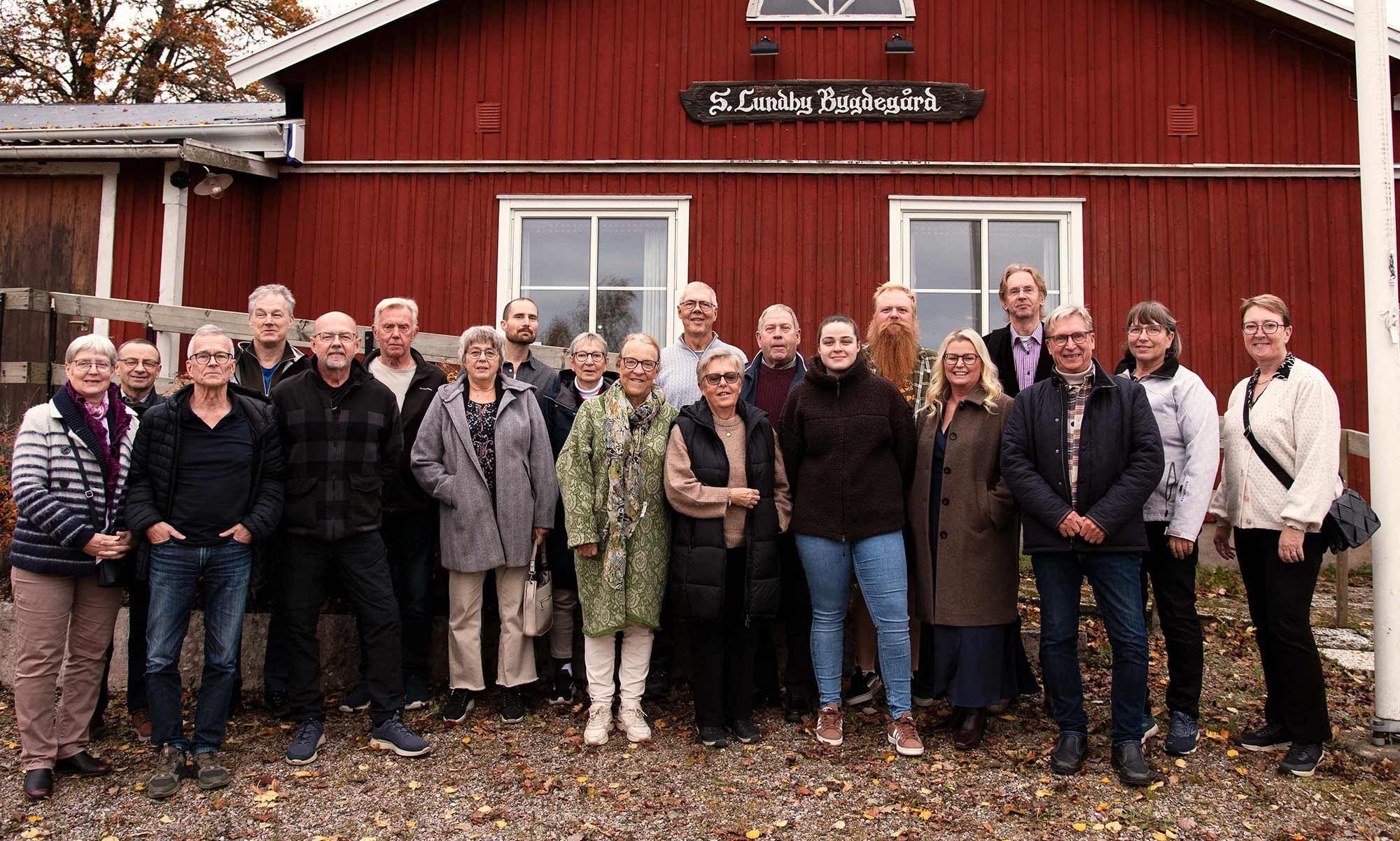 Gruppbild framför en bygdegård